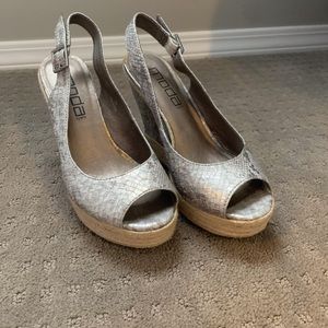 Silver snake skin print Moda wedges 6